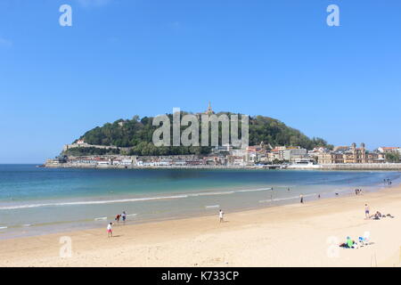 La plage de la Concha, sur une parfaite journée ensoleillée à San Sebastian, Espagne. Banque D'Images