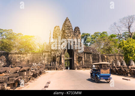 Tuk Tuk et Angkor Thom gate à Siem Reap au Cambodge Banque D'Images