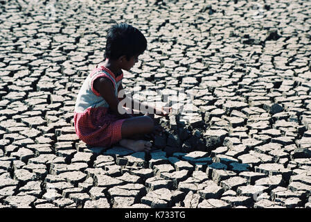 Au cours de la terre craquelée sécheresse en lunugamvehera à HAMBANTOTA, Sri Lanka. Banque D'Images