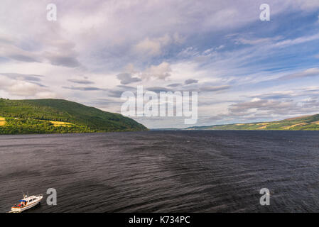 Vue sur le loch Ness à partir du haut de Urquhart Castle en Ecosse avec un bateau. Banque D'Images