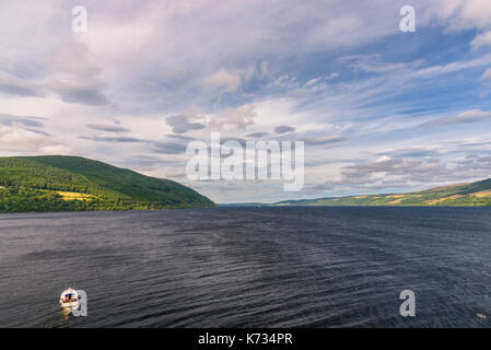 Vue sur le loch Ness à partir du haut de Urquhart Castle en Ecosse avec un bateau. Banque D'Images