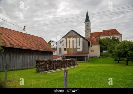 Un magasin de journaux en bois empilés pour l'hiver à breitenthal, günzburg, Bavière, Allemagne Banque D'Images