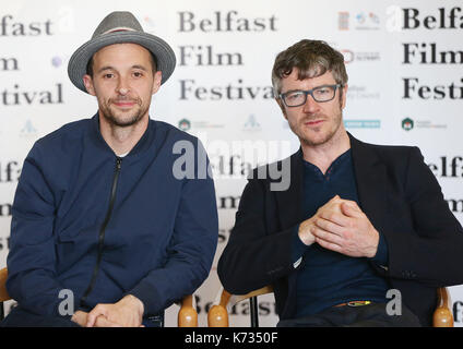 Tom Vaughan-lawlor (à gauche) et Barry ward lors d'une presse d'aperçus pour le labyrinthe de film cinéma maison à Belfast. Banque D'Images