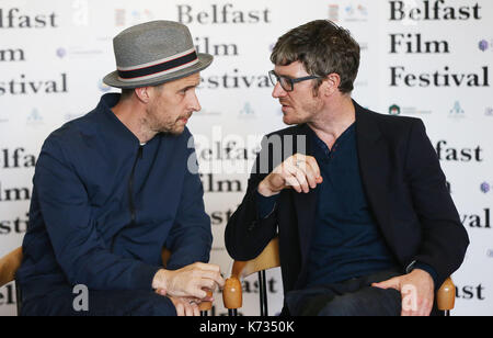 Tom Vaughan-lawlor (à gauche) et Barry ward lors d'une presse d'aperçus pour le labyrinthe de film cinéma maison à Belfast. Banque D'Images