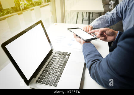 Conseillers d'affaires l'analyse des chiffres pour l'avancement des travaux de l'entreprise, concept d'entreprise. Banque D'Images