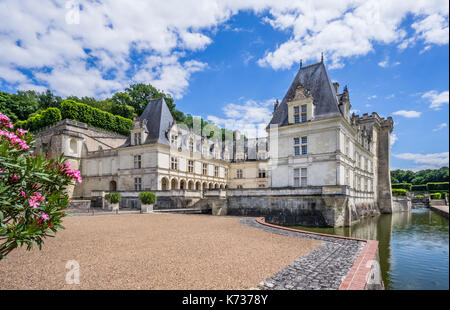 France, Indre-et-Loire, le Château de Villandry, vue depuis les terrasses vers la cour de la maison de campagne de subvention, connue pour ses Renai Banque D'Images