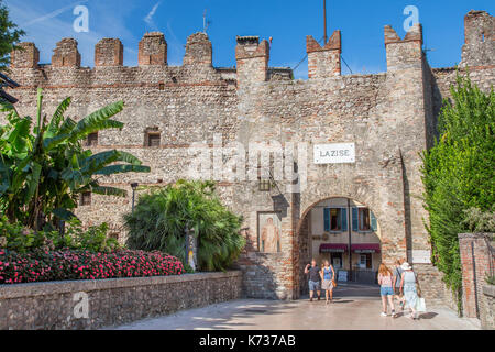 Porte de la ville de Lazise dans la vieille ville fortifiée, le lac de Garde, Italie Banque D'Images