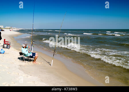 Homme barbu surfer sur la pêche dans le golfe du Mexique près de Gulf Shores, Alabama Banque D'Images