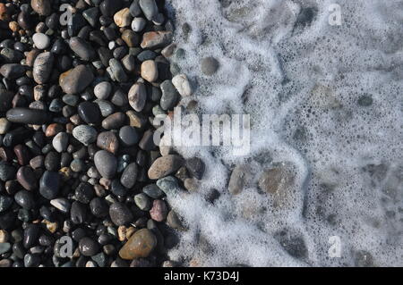 Les vagues de la mer Noire. Laver plage rocheuse en Géorgie. Banque D'Images