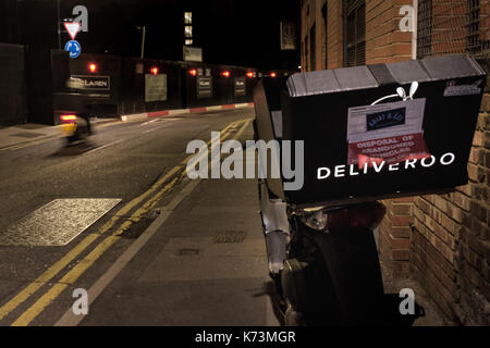 Un cyclomoteur avec un deliveroo courier alimentaire fort à l'arrière fixe abandonnés dans l'hoxton/shoreditch du nord-est de Londres, avec un conseil "disposal de véhicules abandonnés' alerte sur elle. 14 septembre 2017. Banque D'Images