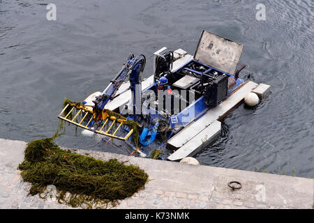 Barge de nettoyage sur le port de l'arsenal, Paris, France Banque D'Images