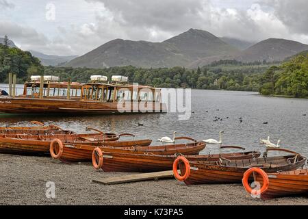 Barques sur la rive de Derwentwater, Lake District, Cumbria Banque D'Images