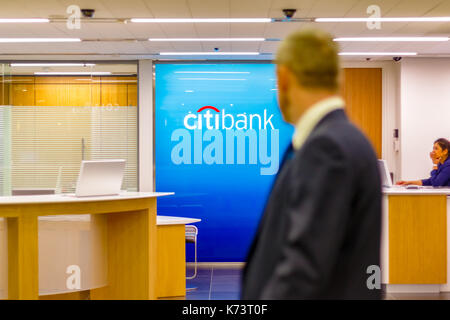 Londres, Royaume-Uni - 15 septembre 2017 - signe de la Citibank à une succursale à canary wharf avec les gens passer en premier plan Banque D'Images