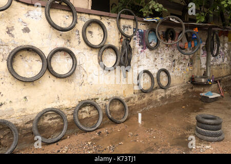 Hyderabad, Inde 14ème septembre,2017. Les vieux pneus et chambres à air affiche sur le mur à côté de la rue atelier de réparation de pneu dans hyderbaad,Inde.sanjay borra/Alamy n Banque D'Images