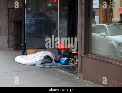 Les sans-abri dormant dans une porte à Manchester, UK Banque D'Images