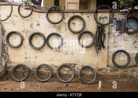 Hyderabad, Inde 14ème septembre,2017. Les vieux pneus et chambres à air affiche sur le mur à côté de la rue atelier de réparation de pneu dans hyderbaad,Inde.sanjay borra/Alamy n Banque D'Images