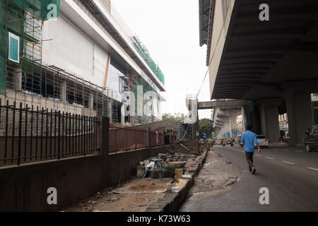 Hyderabad, Inde 14ème septembre,2017. un piéton passe devant erramanzil métro qui est en voie d'achèvement à Hyderabad, Inde Banque D'Images