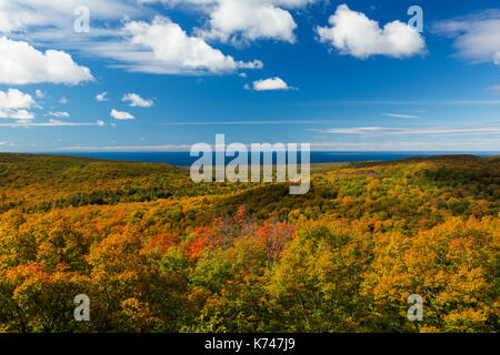 Couleur d'automne hills & Lake Superior Banque D'Images