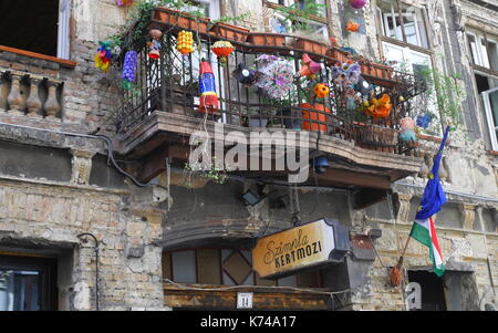 Szimpla kert ruin entrée au bar, Kazinczy ut, Budapest, Hongrie Banque D'Images