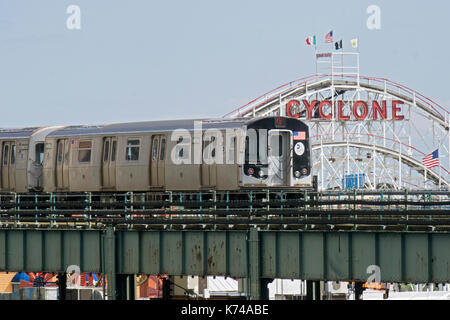 La ligne de métro Q élevé en passant en face du cyclone sur le chemin jusqu'à son dernier arrêt à Coney Island, Brooklyn, New York Banque D'Images