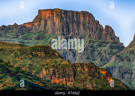 Image extérieur de couleur de la montagne appelée Monks Cowl, Drakensberg, Afrique du Sud, pris tôt le matin avec ciel bleu sur une journée ensoleillée Banque D'Images