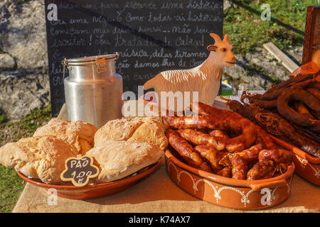 Du pain et des saucisses portugaises en vente à l'événement en plein air au Portugal Banque D'Images