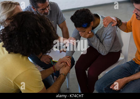 Portrait de femme consolant d'amis tout en restant assis dans la classe d'art Banque D'Images