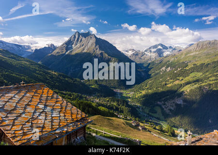 La sauge, Suisse - toiture en ardoise sur chalet et du paysage au-dessus du village de la sauge, sur le sentier de randonnée de la haute route, canton du Valais. Banque D'Images