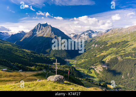 La sauge, Suisse - paysage au-dessus du village de la sauge, sur le sentier de randonnée de la haute route, canton du Valais. au centre est village de les hauderes. Banque D'Images