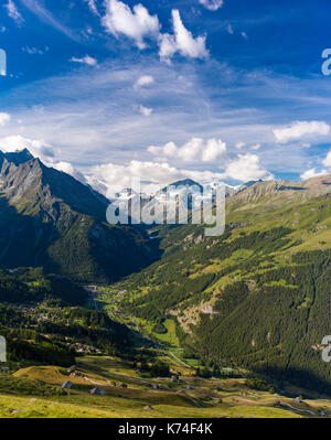 La sauge, Suisse - paysage au-dessus du village de la sauge, sur le sentier de randonnée de la haute route, canton du Valais. au centre est village de les hauderes. Banque D'Images