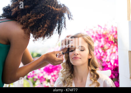 Vue latérale du mascara coiffeur à bride at yard Banque D'Images