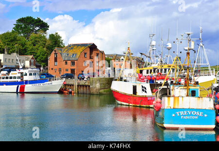L'ancien port de Padstow. Fondée en 1538, le port est un port de commerce et de loisirs de l'occupation dans le célèbre village de pêcheurs. Cornwall, England, UK Banque D'Images