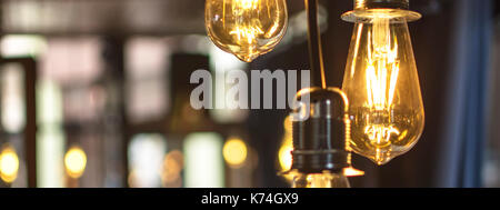 Old Style Ampoules rougeoyant suspendus dans Bar Banque D'Images