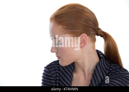 Close up of young businesswoman envisagée contre fond blanc Banque D'Images