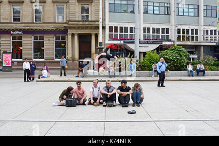 Saut urbain acrobat, un groupe de 7. Banque D'Images