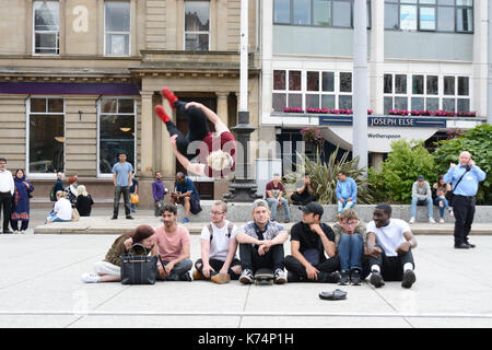 Saut urbain acrobat, un groupe de 7. Banque D'Images