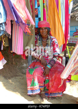 Vieille Femme indienne dans les vêtements nationaux. portrait de couleurs vives et de tissus décoratifs indiens on background Banque D'Images