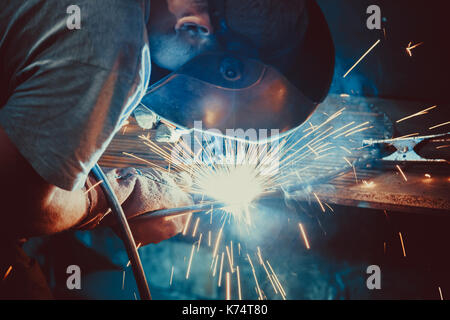 Travaux de soudure en acier technique construction. l'acier industriel soudeur en usine. artisan. Banque D'Images