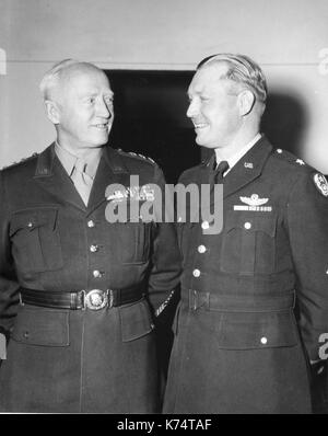 Brig Gen Otto P Weyland (droite) de la Ninth Air Force, et Lt Gen George S Patton (à gauche) de la Troisième Armée US discuter des plans d'opérations contre les armées de von Rundstedt en Belgique, France, 01/09/1945. Banque D'Images