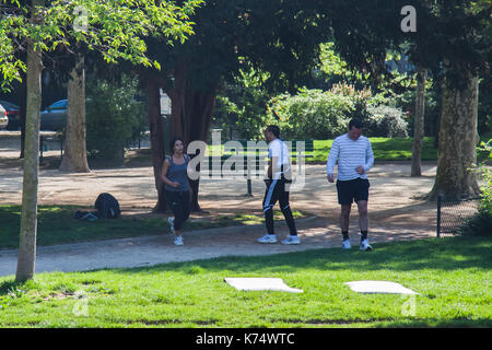 Un groupe de personnes en phase de préchauffage pour le jogging dans le parc, un jour ensoleillé, plusieurs jours avant le marathon international de paris. Paris, France Banque D'Images