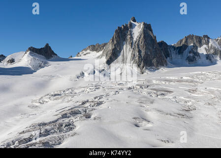 Massif du Mont-Blanc, le Mont Tour Ronde, 3792 m, 400 m de haut, face nord en face du glacier glacier du Géant, vue panoramique depuis le Banque D'Images