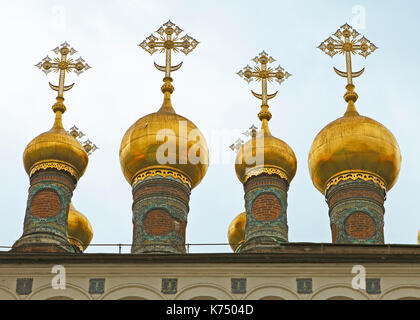 Dômes dorés de l'église de la déposition de la robe, Kremlin, Moscou, Russie Banque D'Images