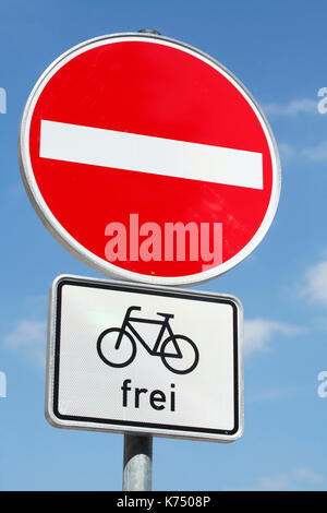 Panneaux de circulation en face de ciel bleu, pas d'entrée, les cyclistes gratuitement, Allemagne Banque D'Images