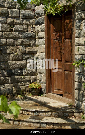 Double portes en bois dans un mur dans le Jardin Secret du Pazo conçu par Rose à McMonigall RHS Hampton Court Palace Flower Show Banque D'Images