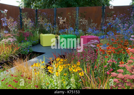 La boîte de couleur au jardin RHS Hampton Court Flower Show Place. Le jardin a été conçu par Charlie Bloom et Simon Webster. Banque D'Images