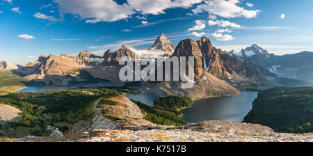 Vue depuis le sommet du mont nublet sur le mont Assiniboine, mont sunburst, lac, du lac Magog et le lac sunburst, azurée Banque D'Images