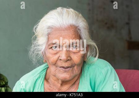 Hambantota, Sri Lanka. Février 19th, 2017 : grand-mère sur un marché à tissamaharama, editorial Banque D'Images