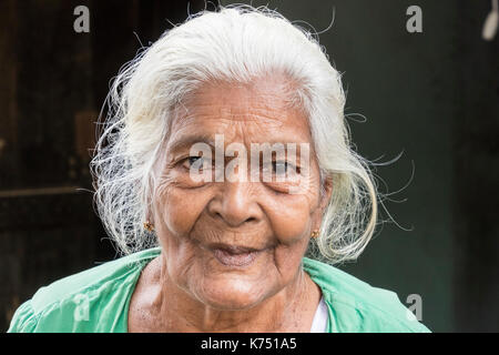 Hambantota, Sri Lanka. Février 19th, 2017 : grand-mère sur un marché à tissamaharama, editorial Banque D'Images