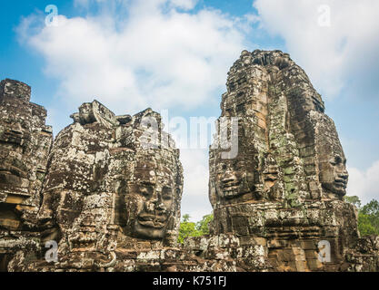 Face à tours, Visages de pierre, bodhisattva lokeshvara, Avalokiteshvara, ruines du temple, temple Bayon, Angkor Thom complex Banque D'Images