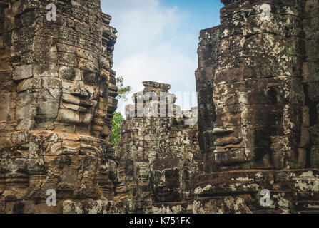 Face à tours, Visages de pierre, bodhisattva lokeshvara, Avalokiteshvara, ruines du temple, temple Bayon, Angkor Thom complex Banque D'Images